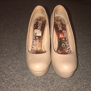 Nude heels in great condition